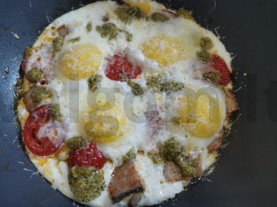 Kiaušinienė su šonine, pomidorais ir pesto padažu Žingsnis 5