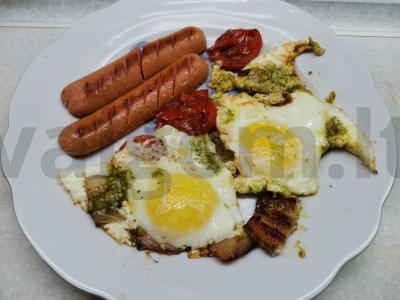 Kiaušinienė su šonine, pomidorais ir pesto padažu pagrindine nuotrauka