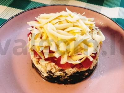 Švelnus jūros dumblių salotas su vištiena ir pomidorais pagrindine nuotrauka