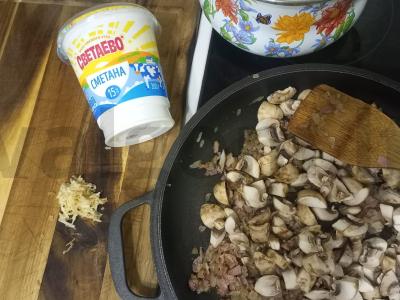 Grietinės padažas su bekonu ir grybais Žingsnis 3