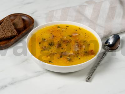 Žirnių sriuba su rūkyta mėsa pagal klasikinį receptą pagrindine nuotrauka