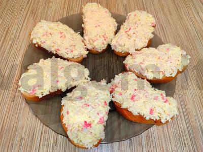 Sumuštiniai su krabų lazdelėmis ir lydytu sūriu Žingsnis 8