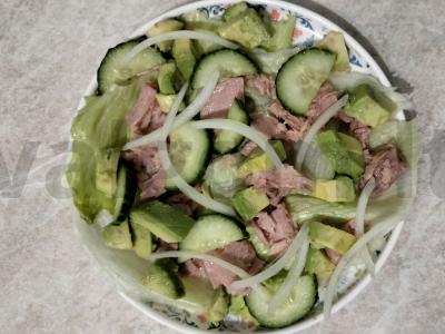 Lengvas salotas su avokadu ir tunu Žingsnis 6