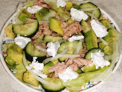 Lengvas salotas su avokadu ir tunu pagrindine nuotrauka