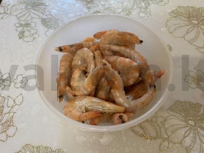 Keptos karališkos krevetės grietinės padaže su žolelėmis Žingsnis 1