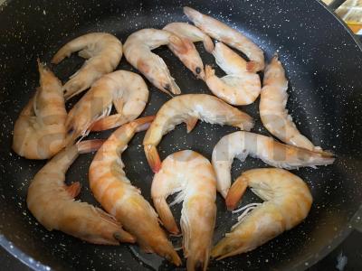 Keptos karališkos krevetės grietinės padaže su žolelėmis Žingsnis 2