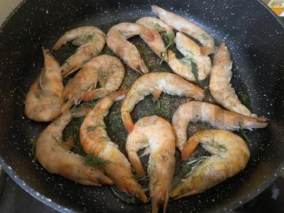 Keptos karališkos krevetės grietinės padaže su žolelėmis Žingsnis 3