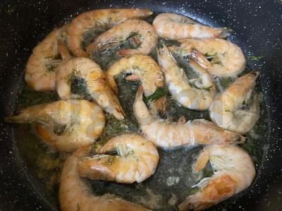 Keptos karališkos krevetės grietinės padaže su žolelėmis Žingsnis 4