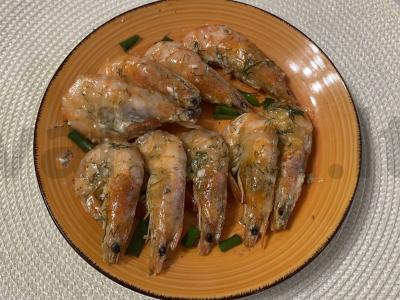 Keptos karališkos krevetės grietinės padaže su žolelėmis pagrindine nuotrauka