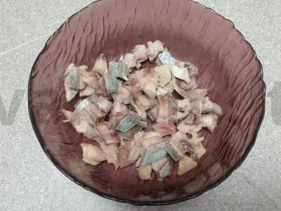 Salotas „Silkė po kailiu“ su obuoliu ir spanguolėmis Žingsnis 1