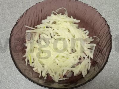 Salotas „Silkė po kailiu“ su obuoliu ir spanguolėmis Žingsnis 2