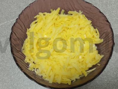 Salotas „Silkė po kailiu“ su obuoliu ir spanguolėmis Žingsnis 4