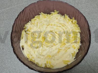 Salotas „Silkė po kailiu“ su obuoliu ir spanguolėmis Žingsnis 5