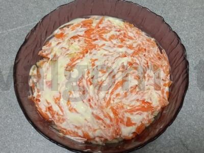 Salotas „Silkė po kailiu“ su obuoliu ir spanguolėmis Žingsnis 7