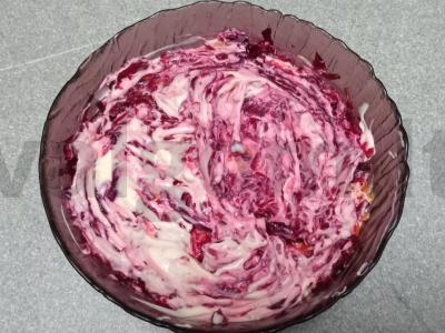 Salotas „Silkė po kailiu“ su obuoliu ir spanguolėmis Žingsnis 9