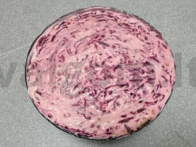 Salotas „Silkė po kailiu“ su obuoliu ir spanguolėmis Žingsnis 10