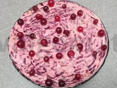 Salotas „Silkė po kailiu“ su obuoliu ir spanguolėmis pagrindine nuotrauka