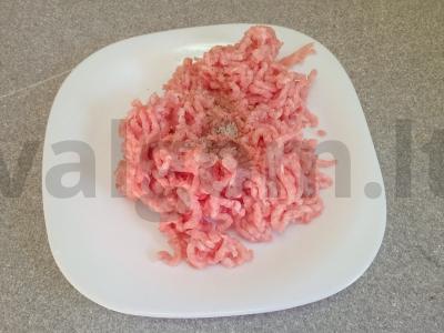 Karšti sumuštiniai su kiaulienos faršu ir tilziter sūriu Žingsnis 1