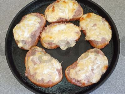 Karšti sumuštiniai su kiaulienos faršu ir tilziter sūriu Žingsnis 6