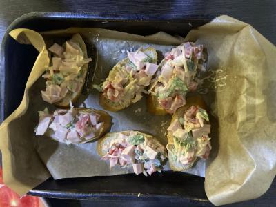 Karšti sumuštiniai su sūriu, dešra ir žolelėmis naminiame padaže Žingsnis 7