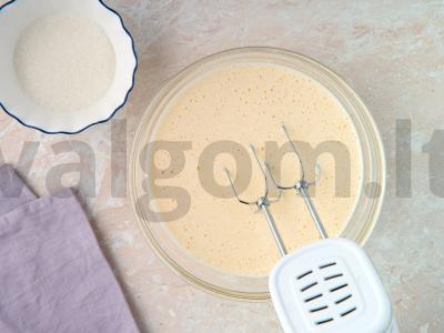 Biskvitinis ritinys su džemu Žingsnis 1