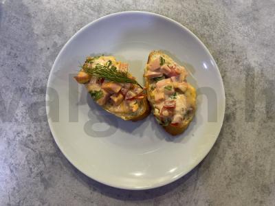 Karšti sumuštiniai su sūriu, dešra ir žolelėmis naminiame padaže pagrindine nuotrauka