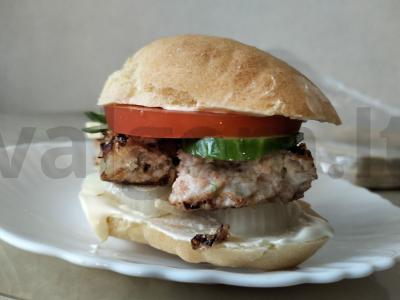 Namų hamburgeris su žuvies kotletu pagrindine nuotrauka