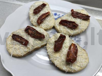 Sumuštiniai su humusu ir džiovintais pomidorais pagrindine nuotrauka