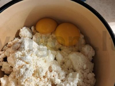 Namų lydytas sūris su raudonaisiais pipirais Žingsnis 1