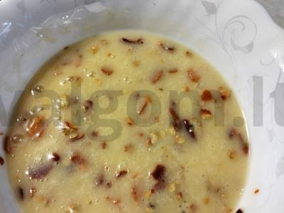 Namų lydytas sūris su raudonaisiais pipirais pagrindine nuotrauka