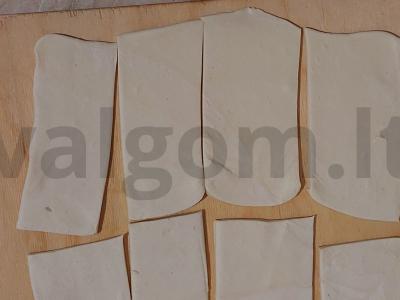 Sluoksniuota tešla su braškėmis ir bananais Žingsnis 1