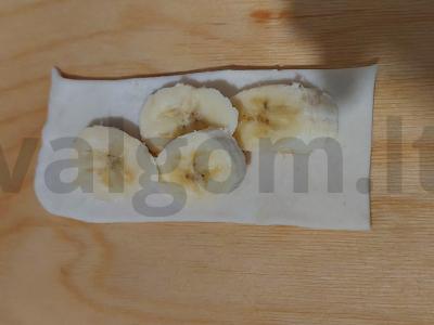 Sluoksniuota tešla su braškėmis ir bananais Žingsnis 2