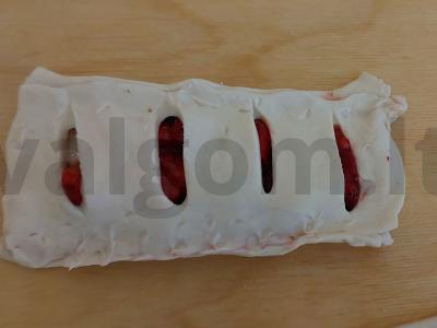 Sluoksniuota tešla su braškėmis ir bananais Žingsnis 4