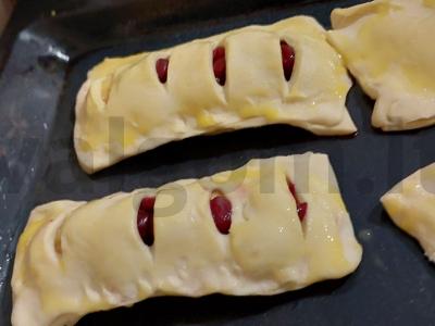 Sluoksniuota tešla su braškėmis ir bananais Žingsnis 5