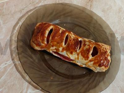 Sluoksniuota tešla su braškėmis ir bananais pagrindine nuotrauka