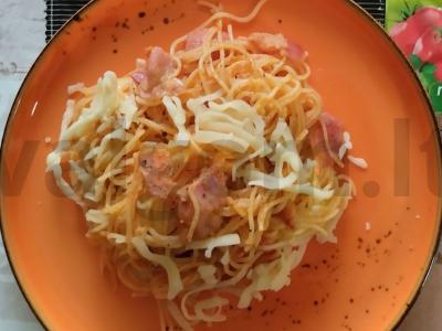 Spagečiai su pomidorų pasta ir bekonu pagrindine nuotrauka