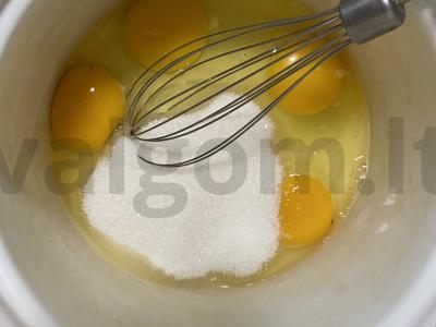 Biskvitinis pyragas su citrina, obuoliu ir lazdyno riešutais Žingsnis 6