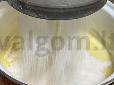 Biskvitinis pyragas su citrina, obuoliu ir lazdyno riešutais Žingsnis 7