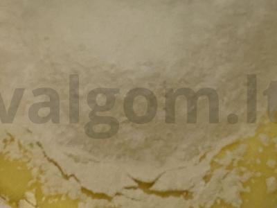 Biskvitinis pyragas su citrina, obuoliu ir lazdyno riešutais Žingsnis 8