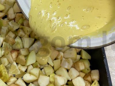 Biskvitinis pyragas su citrina, obuoliu ir lazdyno riešutais Žingsnis 10