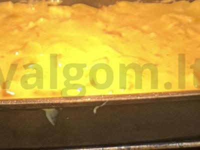 Biskvitinis pyragas su citrina, obuoliu ir lazdyno riešutais Žingsnis 11