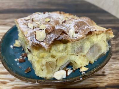 Biskvitinis pyragas su citrina, obuoliu ir lazdyno riešutais pagrindine nuotrauka