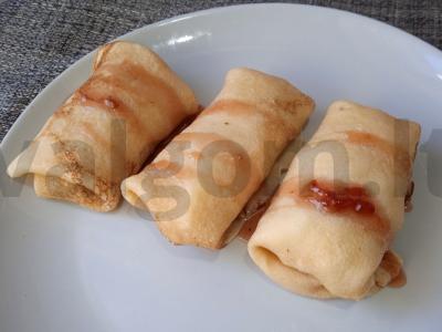 Blynai su obuoliais ir braškių uogiene pagrindine nuotrauka