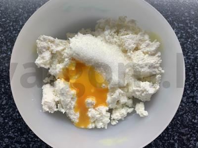 Tostai su varške, grietine ir abrikosais Žingsnis 1