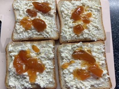 Tostai su varške, grietine ir abrikosais Žingsnis 4