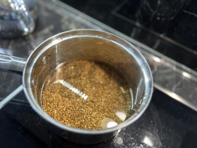 Kvapni grikių košė su žolelėmis ir agurku Žingsnis 1