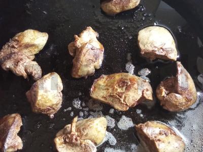 Šiltas salotas su vištienos kepenėlėmis, kriaušėmis ir sojų padažu Žingsnis 1