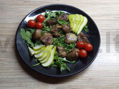 Šiltas salotas su vištienos kepenėlėmis, kriaušėmis ir sojų padažu pagrindine nuotrauka