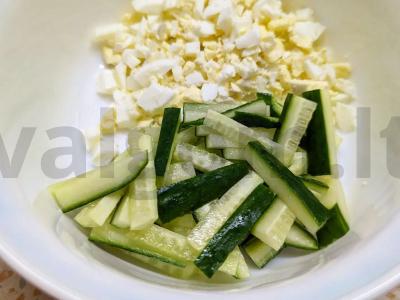 Salotas su rūkytomis žuvimis ir šampinjonais Žingsnis 2