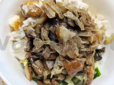 Salotas su rūkytomis žuvimis ir šampinjonais Žingsnis 5